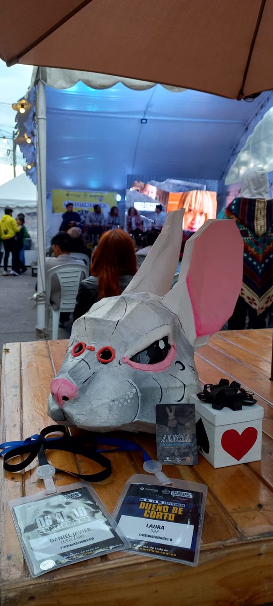 _aliciacorto's tweet photo. Aquí con el conejo de #alicia en #cinemaparaiso en #modosmartfilms activados!
@YESENIAVALENCIA @KwaiLatam @smartfilmsco
#YoSOYSMARTFILMS
#SMARTFILMS2022
#TeleKwai
#cine #cineconcelular https://t.co/CsjZvaV2Ak