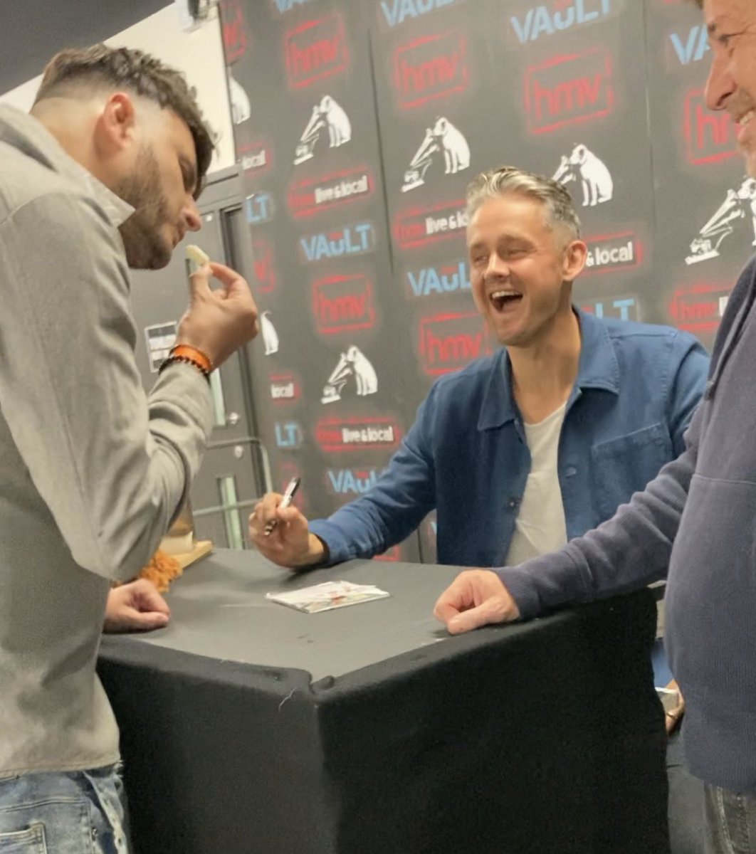 infinitimagic's tweet photo. #ThisIsMyMidpoint
= Finding yourself in the building you used to walk past on the way to uni every day 16 years ago while listening to Under The Iron Sea… and seeing the wonder of it all on your favourite artist EVER’s face @tomchaplin @keaneofficial ❤️♠️♦️♣️ https://t.co/tI39Ict1di