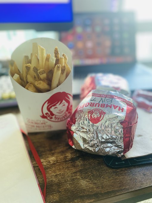 Snack time! 🐽😊 https://t.co/v6pmoQ1wlK