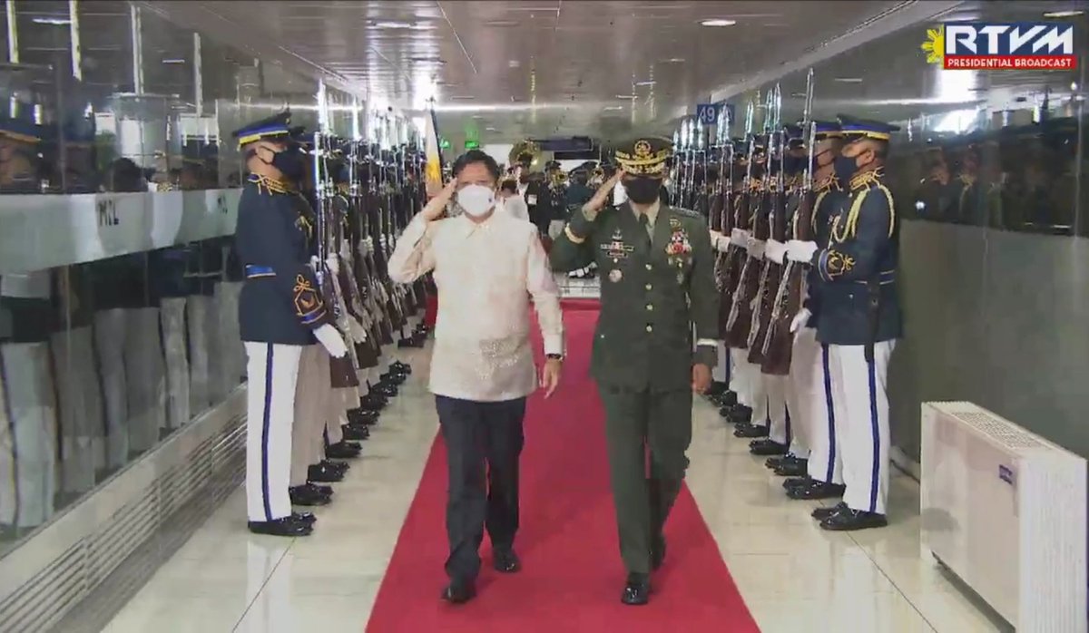 AlfredoGenom's tweet photo. Upon PBBM's return from his state trips to Indonesia and Singapore, he was met by his Vice President and designated OIC.

Uniteam at work. 🇵🇭 https://t.co/MaWV2DYWva