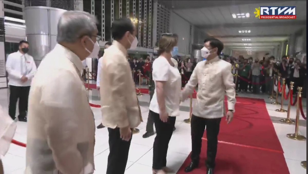 AlfredoGenom's tweet photo. Upon PBBM's return from his state trips to Indonesia and Singapore, he was met by his Vice President and designated OIC.

Uniteam at work. 🇵🇭 https://t.co/MaWV2DYWva