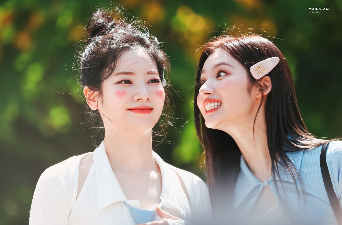 220903 🤭 #DAHYUN #다현 #ダヒョン #트와이스 #TWICE #SANA #사나 <a href="/JYPETWICE/">TWICE</a>