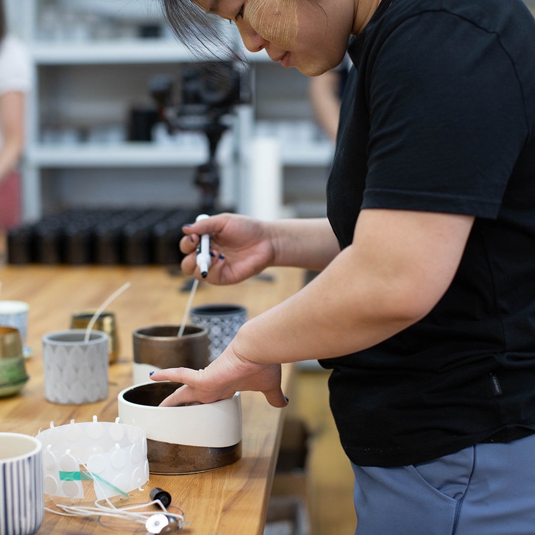 #DidYouKnow that your candle includes the name of the woman candle maker who made it for you, with a little about her on a story card! 

bit.ly/Meet-The-Artis…

#SocialEnterprise #MadeByWomen #WithRefugees #SmallBusiness