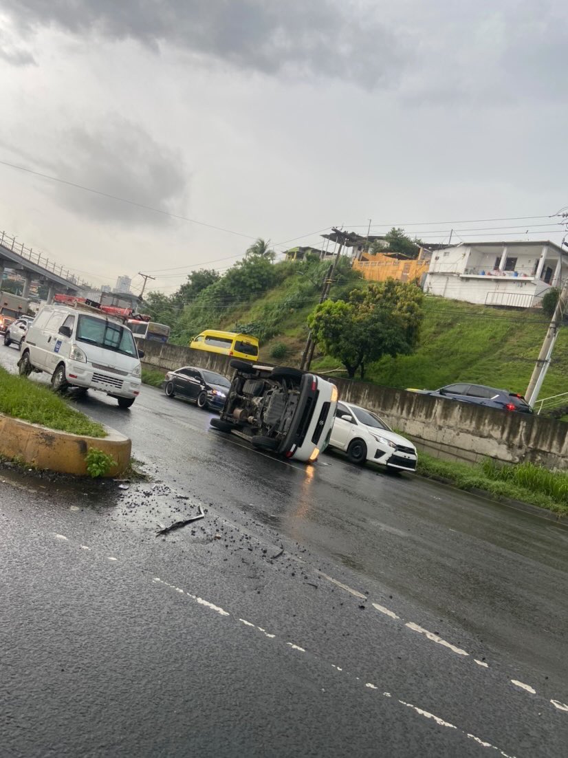 traficocpanama's tweet photo. Más vistas del accidente de tránsito en la vía Domingo Díaz en Las 500 en dirección a la rotonda Roosevelt. https://t.co/TloS73ujHc