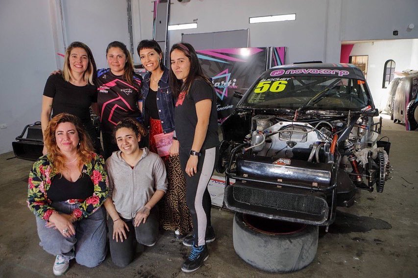 Con <a href="/LuciaPortos/">Lu Portos</a>, visitamos Vitarti Girls Team, un grupo de mujeres quilmeñas que nos representan siendo el primer equipo femenino en la historia del automovilismo nacional, y conocimos el trabajo que hacen.