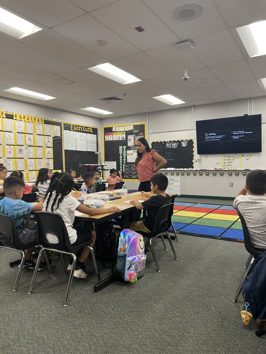RayaneS40494817's tweet photo. Financial awareness month at Burton! Great way to start our month of September with our amazing counselor Celina and our 1st graders!!! Way to go! #ositosbilingues #scamathew #college&worldready #savings https://t.co/hv6V2L3GZB