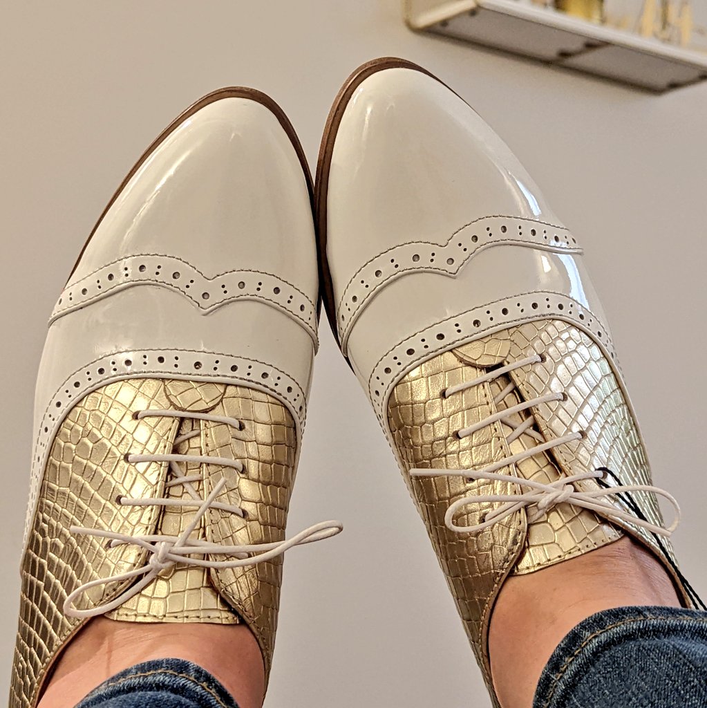 SarahR8183's tweet photo. Absolutely in love with my custom wedding shoes from @juliaboshoes! 😍

164 days 💍 https://t.co/gTDVK2V0HQ