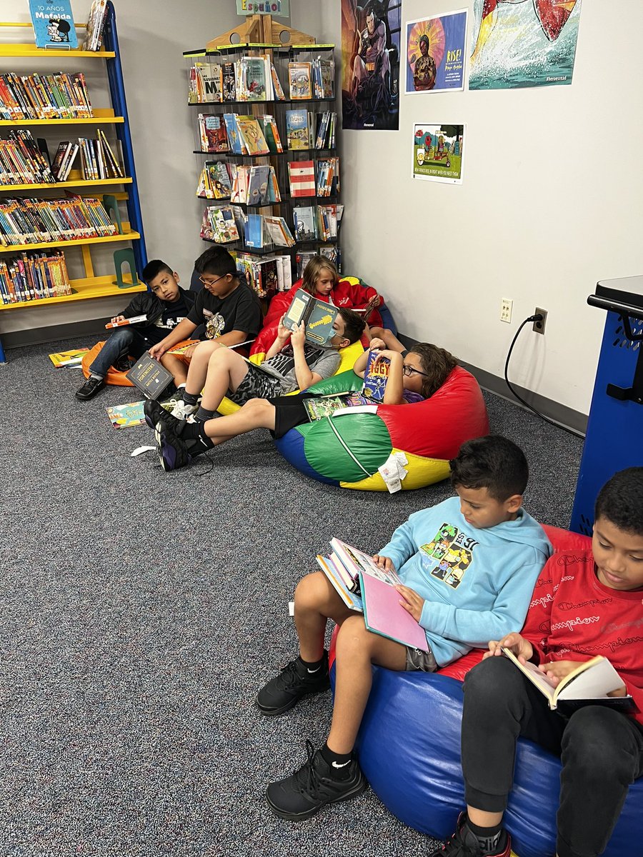 I love seeing books in my students’ hands! They were so excited to go to the library today and check out their own books! 😍📚 I was so impressed by how well my classes can read to self so early in the year! #proudteacher #somoskey <a href="/EscuelaKeyAPS/">Escuela Key Elementary</a> <a href="/APSVirginia/">Arlington Public Schools</a>