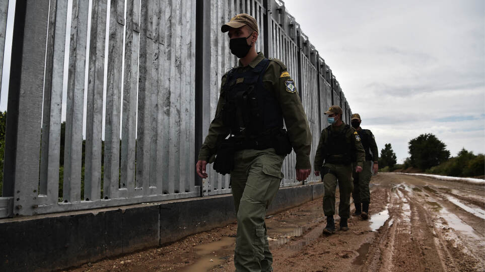 thanosmaris's tweet photo. Remember: #Greece is defending European borders for 3 years now expanding #Evros wall, investing into new surveillance systems and border policing technology. I served 6 months there. Defend #UK borders! Send illegal immigrants back! #IstandwithBritain #GreekBorders #LizTruss๐ฌ๐ท๐ฌ๐ง https://t.co/9G03Jw2i3k