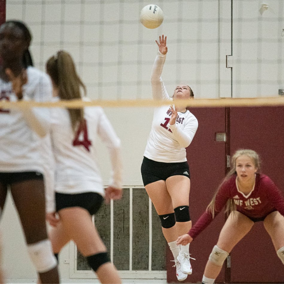 WFWVolleyball's tweet photo. Nice win last night! Come support your Bearcats tonight as we play Castle Rock! Going to be a tough match but we're up to the task!
#scrappybearcats
(Thank you Chronicle for the great picture!) https://t.co/UnY9sFs8NF