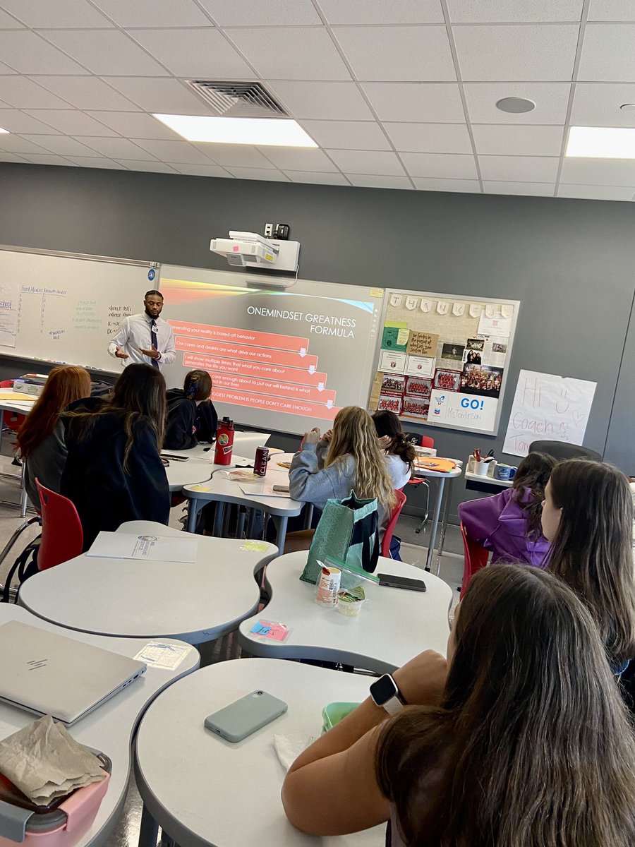 bellairesoccer's tweet photo. Many of our players took time out of their #CardinalHour today to attend a goal-setting leadership lunch hosted by our very own @ChanseSylvie! It’s all about knowing our why and showing up consistently for ourselves &amp; our teammates. #mindset https://t.co/d9Iu3QFERB