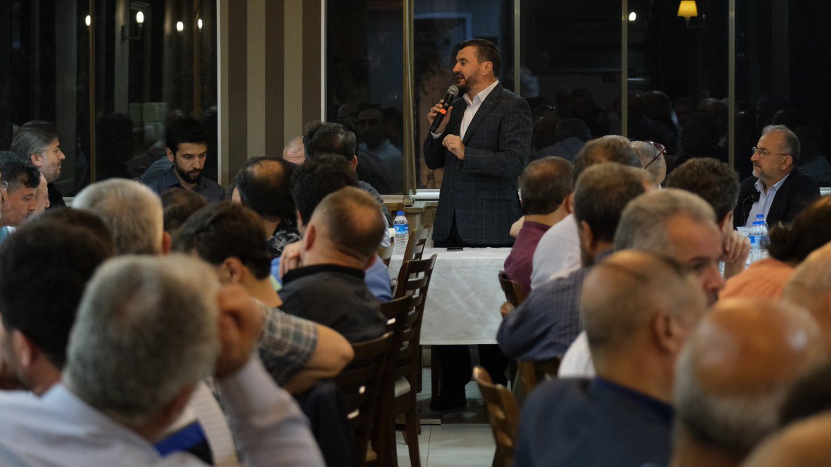 kemalerguen's tweet photo. #Ezher Üniversitesi Mezunları ile #İstanbul’da bir araya geldik, istişarelerde bulunduk. Organizede emeği geçen başta Ezher Üniversitesi Mezunları & Mensupları Derneği (EZDER) Başkan'ı Ekrem Düzcan Bey’e ve #IGMG #Türkiye Bölge Başkanı Ahmed Divleli Bey’e teşekkür ediyorum. https://t.co/cWAAhFHrRG