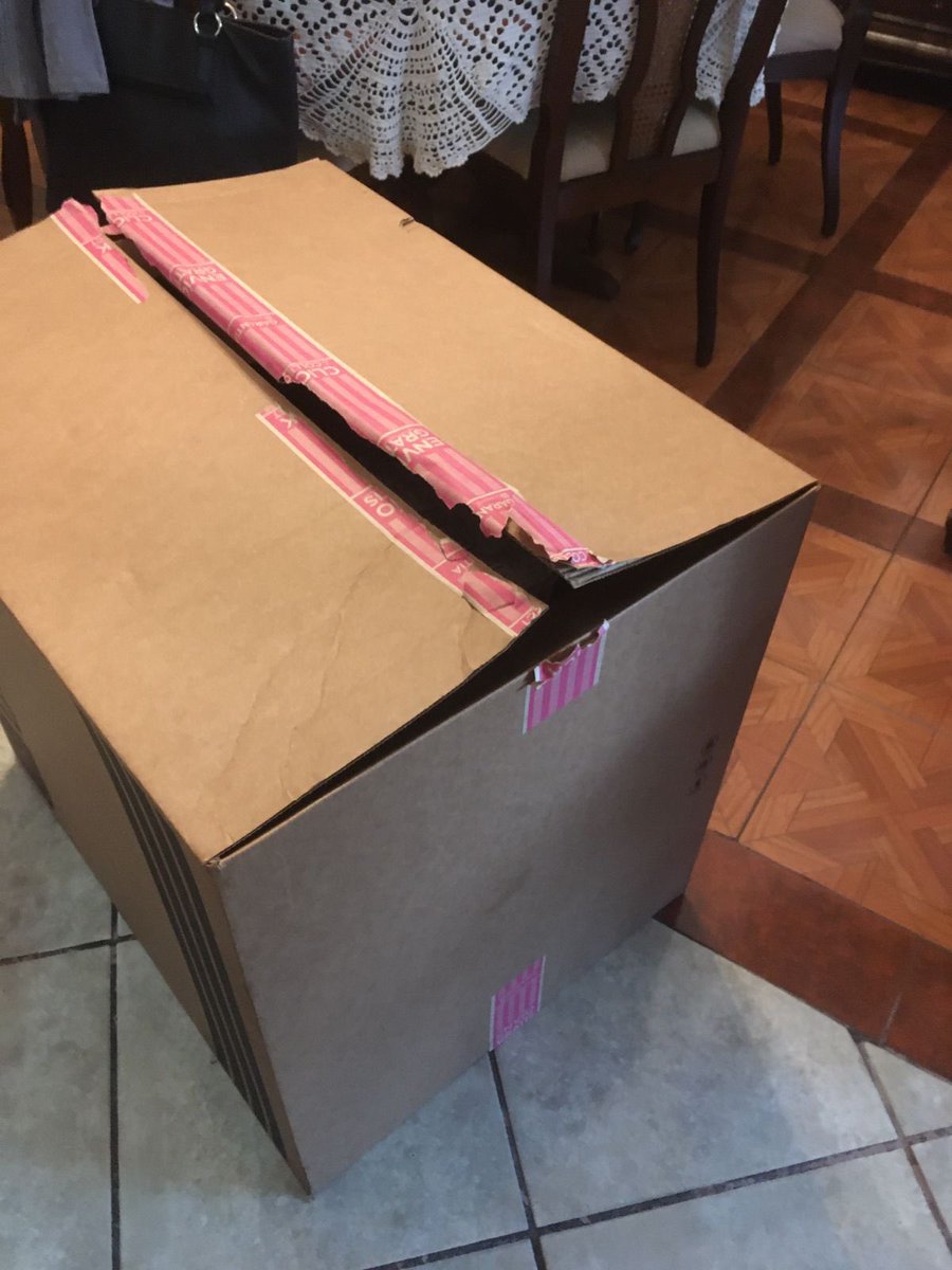 klars87's tweet photo. Oye @liverpoolmexico qué onda con tu mesa de regalos.  Llegan los regalos abiertos, e incompletos y nadie contesta ni resuelve https://t.co/2VminI89mN