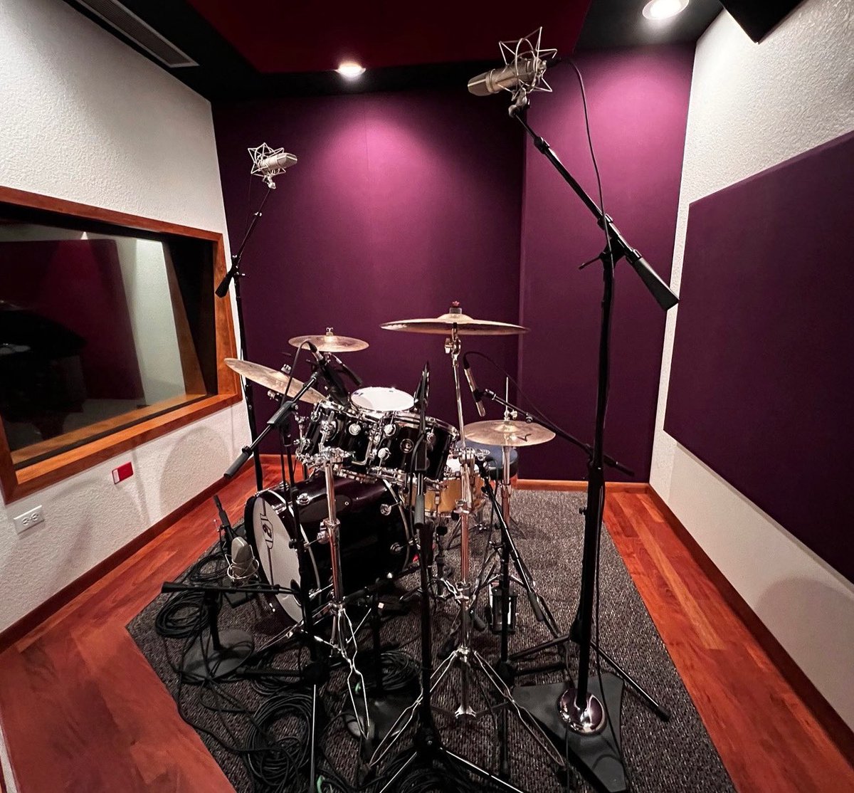 mansion_sound's tweet photo. Our drum room! This is in Studio A’s tracking room, which features our @dwdrums kit!
-
-
-
#DWDrumKits
#drums
#RecordingDrums
#MansionSound
#TrackingRoom
#DolbyAtmos
#Genelec https://t.co/LBJM9pY74H