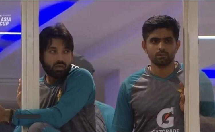 PSLMemesWalay's tweet photo. MCQs be like: Mere saamnay waali khirki mein, ek chaaand ka tukra rehta hai.. Which one is chaand ka tukra? https://t.co/BFB2aBnv7e