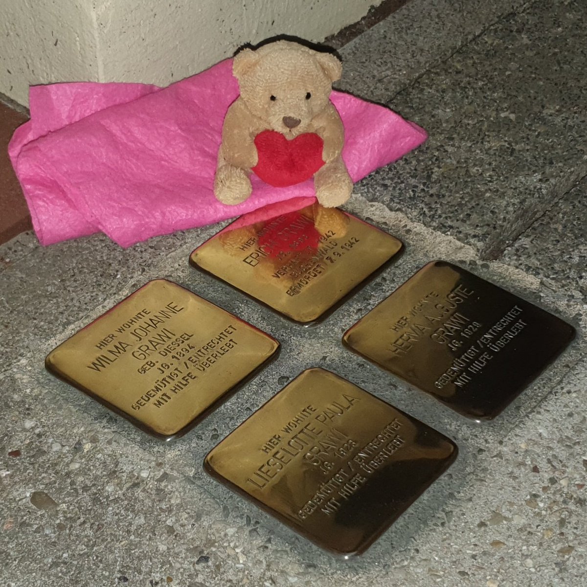 EickeTarkus's tweet photo. Anlässlich des 80. Todestages gab es an der Stelle der #Stolpersteine der Familie #Grawi eine kleine Aktion mit einer Kerze.
#Bremerhaven
Mehr über #ErichGrawi siehe hier:
https://t.co/hVZiik7pR0 https://t.co/Rp1J2U85XL