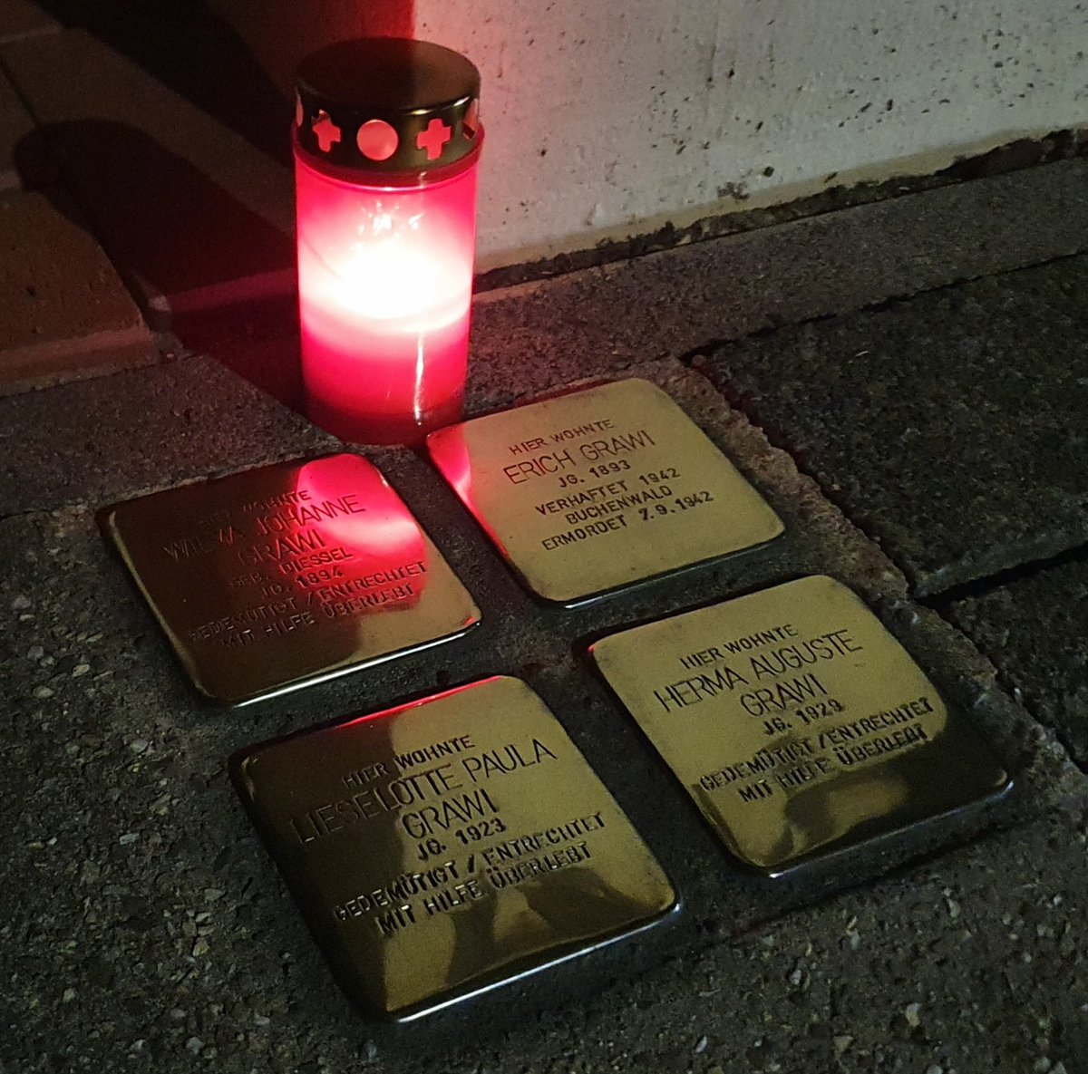 EickeTarkus's tweet photo. Anlässlich des 80. Todestages gab es an der Stelle der #Stolpersteine der Familie #Grawi eine kleine Aktion mit einer Kerze.
#Bremerhaven
Mehr über #ErichGrawi siehe hier:
https://t.co/hVZiik7pR0 https://t.co/Rp1J2U85XL