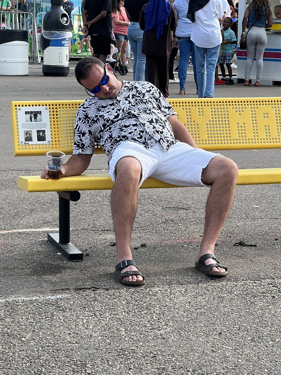 This was last day at #MinnesotaStateFair dude was so FU. Police came &amp; interrupted his sleep. But he didn’t got to jail. 🤣🤣 #mnstatefair #whosemanisthis