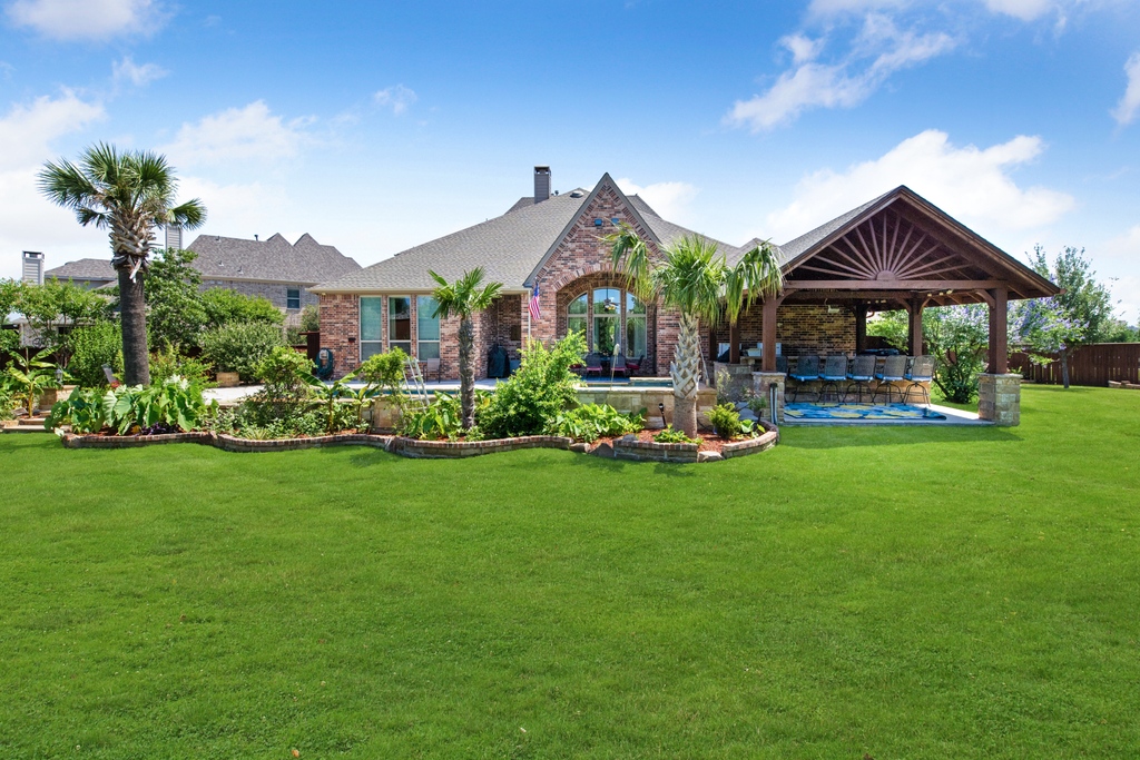 sharp_frame's tweet photo. Grass Replacement is a must for our clients from @frankie_arthur_team! Take a look at this charming patio🌴🌱🌿
#realestatephotography #backyarddesign #realtor #dallasrealestate #texasrealestate #sanantoniotx #sharpframemedia https://t.co/aPyLseRwAX