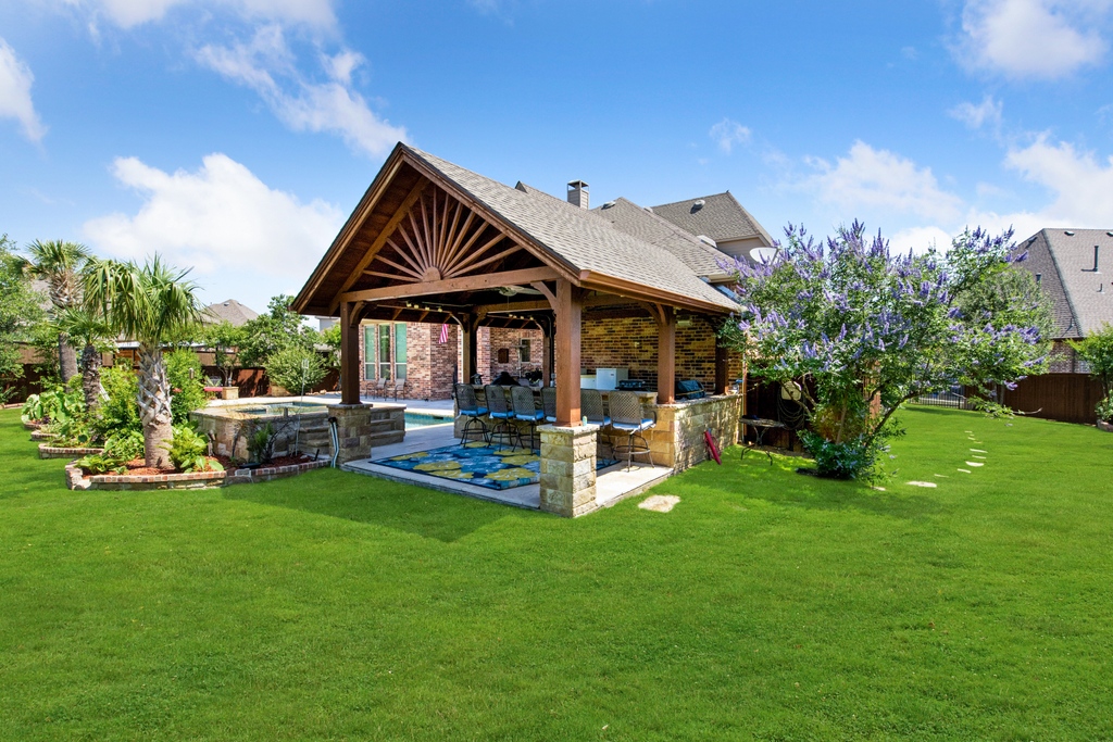 sharp_frame's tweet photo. Grass Replacement is a must for our clients from @frankie_arthur_team! Take a look at this charming patio🌴🌱🌿
#realestatephotography #backyarddesign #realtor #dallasrealestate #texasrealestate #sanantoniotx #sharpframemedia https://t.co/aPyLseRwAX