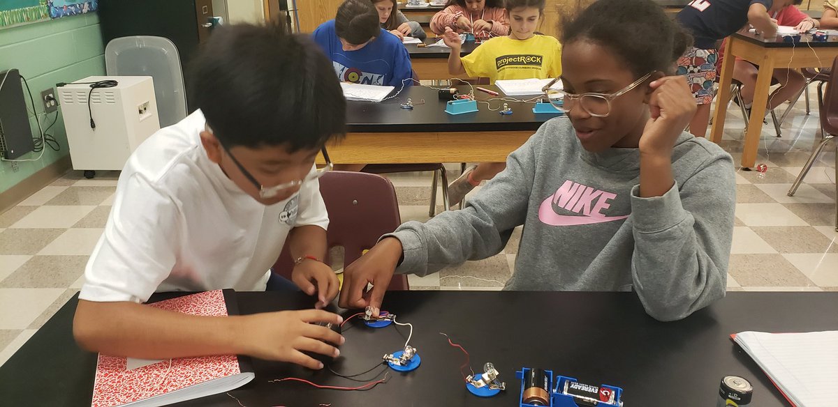 Isoto28's tweet photo. Creating their own circuits!!!
Explore, Explain, Engage,  Extend,  EMOTIONS, Excellent day🥰
@APSDualLang @APS_SarahSmith @dehutson @DualLangSchools #circuitbuilder #circuits https://t.co/6WKSC6f97W