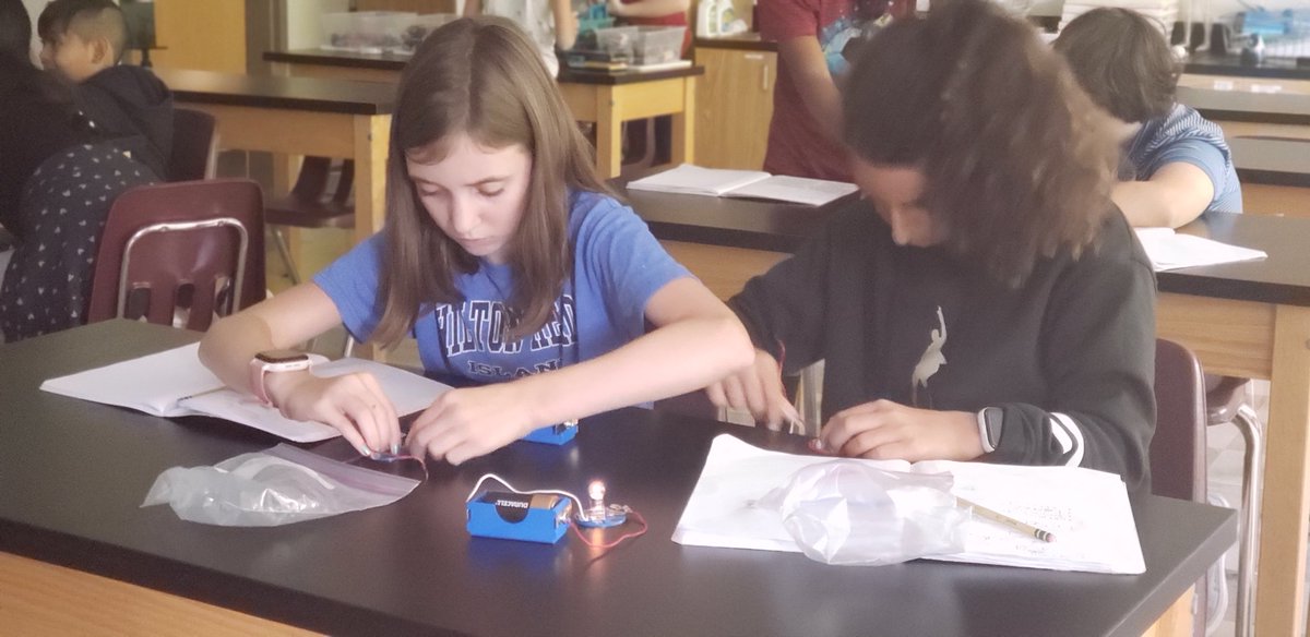 Isoto28's tweet photo. Creating their own circuits!!!
Explore, Explain, Engage,  Extend,  EMOTIONS, Excellent day🥰
@APSDualLang @APS_SarahSmith @dehutson @DualLangSchools #circuitbuilder #circuits https://t.co/6WKSC6f97W