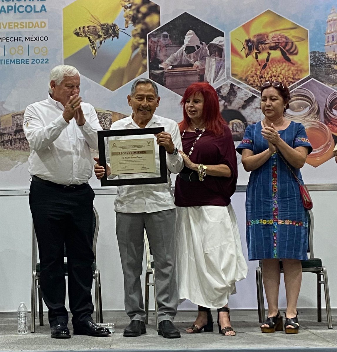 vmva1950's tweet photo. Invité a los participantes del Congreso a conocer y sumarse a las acciones que ha puesto en marcha Agricultura como la Estrategia Nacional para la Conservación y Uso Sustentable de los Polinizadores #ENCUSP, q tiene más de 10 redes de conocimiento s/ abejas melíferas y apicultura https://t.co/L5gEEgvj38