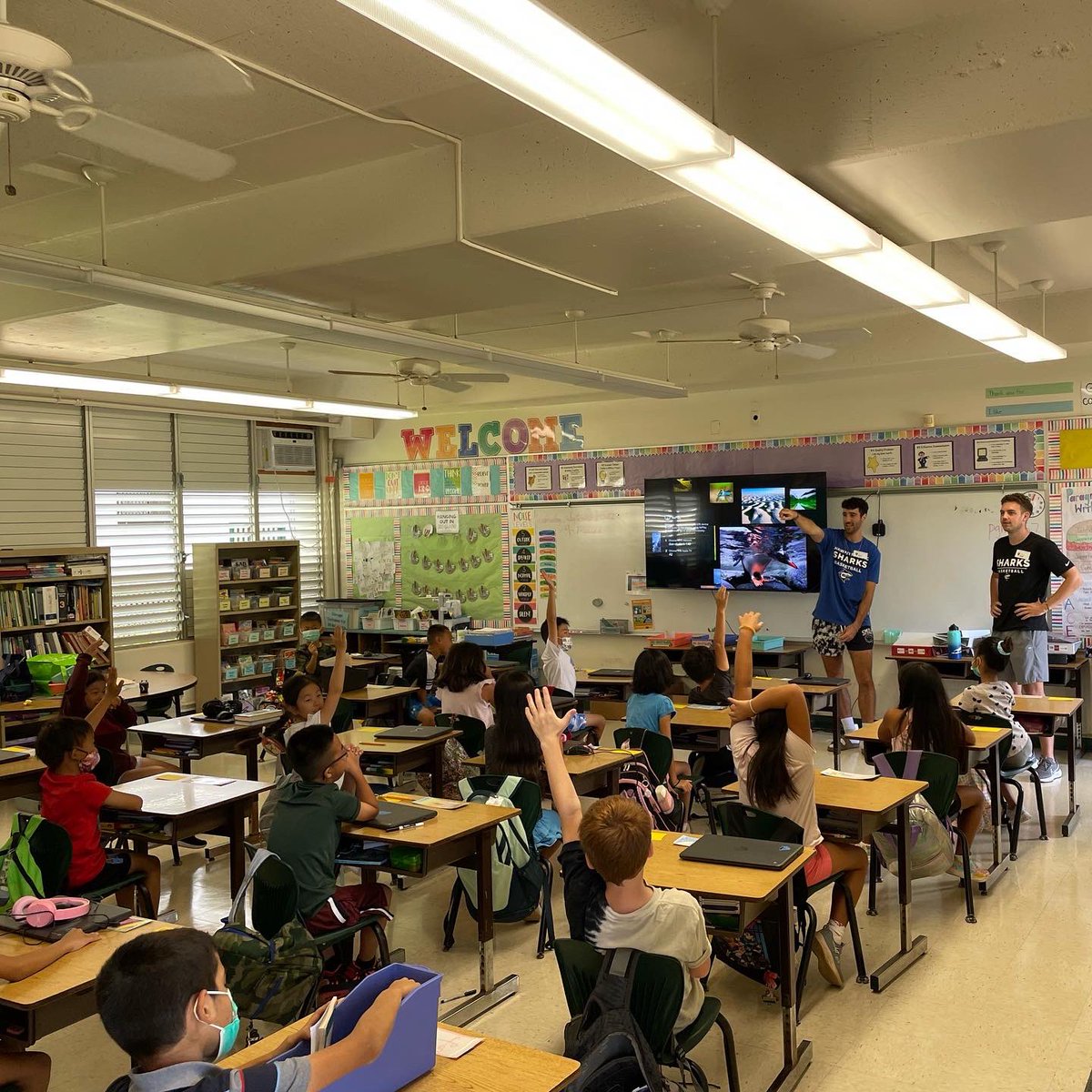 HPU_MBB's tweet photo. We had a BLAST volunteering our time at Noelani Elementary School this morning discussing healthy living habits in the classrooms. We also got to spend some time on the court with the students teaching them games and drills! #Ohana 🦈 https://t.co/wlGy5v5CAh