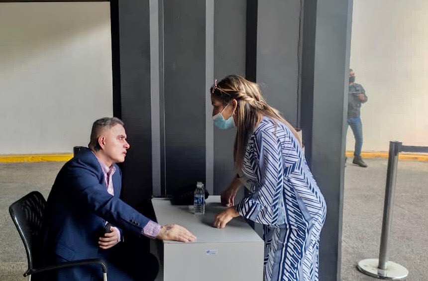 TarekWiliamSaab's tweet photo. #AHORA… atendiendo directamente las #denuncias y peticiones de #JUSTICIA de la gente que asiste a la sede del Ministerio Público @MinpublicoVEN … Hemos tramitado #casos contra la #Corrupción, Delitos Comunes y Derechos Humanos: #realizando las #tramitaciones a que haya lugar. https://t.co/zXmzFRXGNn