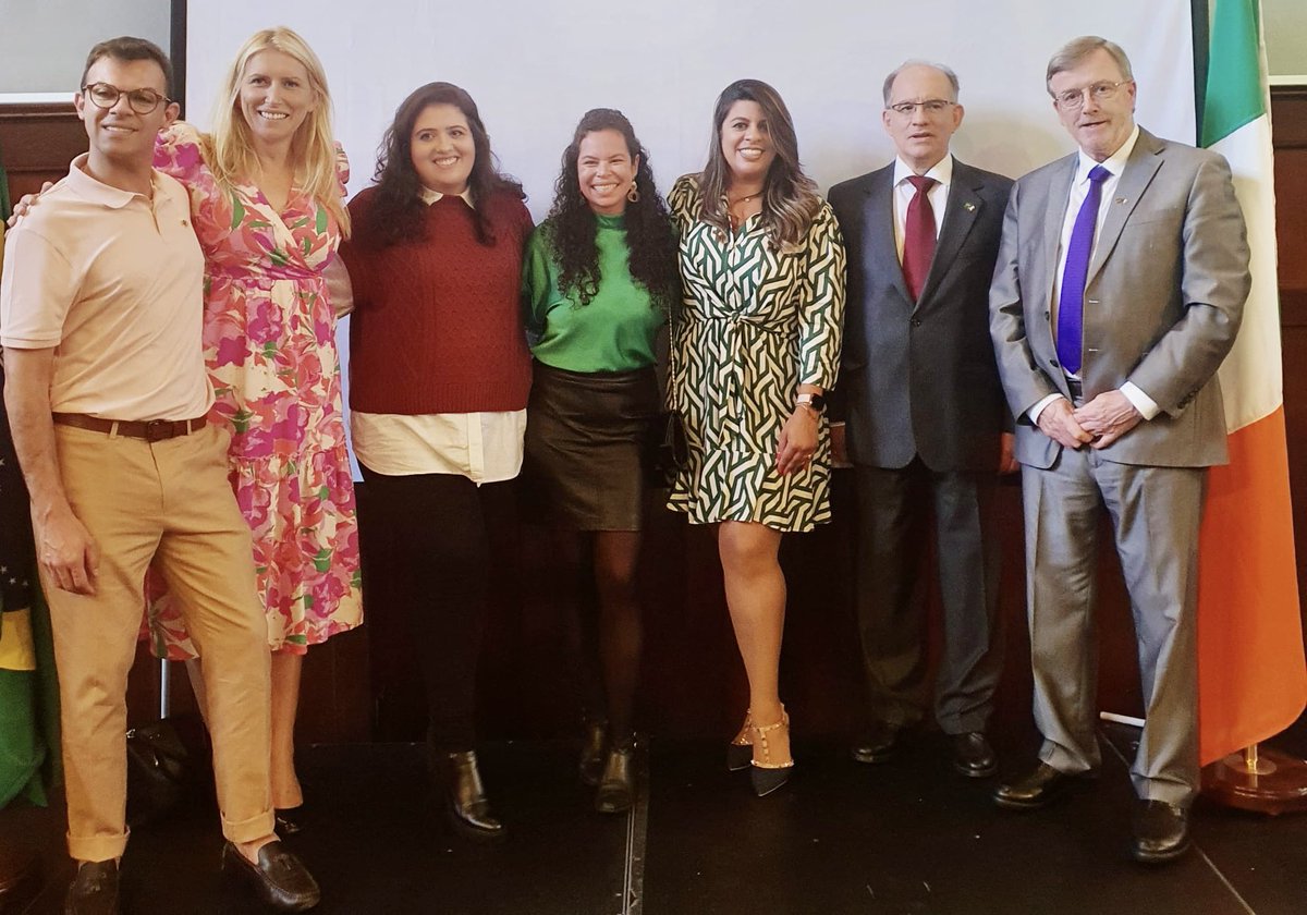 holly_cowman's tweet photo. Obrigada to H.E. Ambassador Marcel Biato &amp; @EmbBrazilDublin for inviting us to help celebrate Brazil’s National Day today. Lovely to see friends &amp; spend today with our 🌟 Brazilian students @lmgiombelli @Juliana28531502 @_Giovani_Santos &amp; Lucila Lima da Silva, &amp; @President_MIC 🇧🇷 https://t.co/bshf3KOmWB