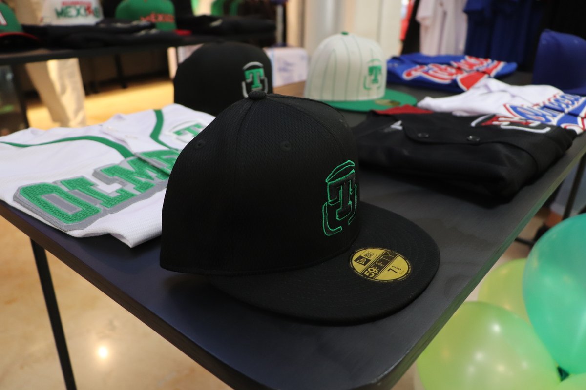 OlmecasTabasco's tweet photo. ¡Ya estamos en el Aeropuerto Internacional de Villahermosa! ✈️☁️
Encuéntranos en la tienda #PlayCap🧢 dentro del aeropuerto, de 6:00 am a 10:00 pm y llévanos contigo en tu viaje 😉
¡Felicidades #PlayCap por su llegada al infierno verde! 🔥
#SomosOlmecas👊🏽⚾️ https://t.co/xgFKYja7tu