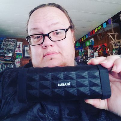 okletmereviewit's tweet photo. The Bugani M99 Waterproof #Bluetooth Speaker is amazingly loud. Loud enough to keep up with the deep base of #edm or the #chillax vibes that are needed at the lake. https://t.co/bcvBZE3fBc https://t.co/ns8AJpUXGx