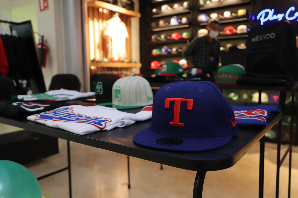 OlmecasTabasco's tweet photo. ¡Ya estamos en el Aeropuerto Internacional de Villahermosa! ✈️☁️
Encuéntranos en la tienda #PlayCap🧢 dentro del aeropuerto, de 6:00 am a 10:00 pm y llévanos contigo en tu viaje 😉
¡Felicidades #PlayCap por su llegada al infierno verde! 🔥
#SomosOlmecas👊🏽⚾️ https://t.co/xgFKYja7tu