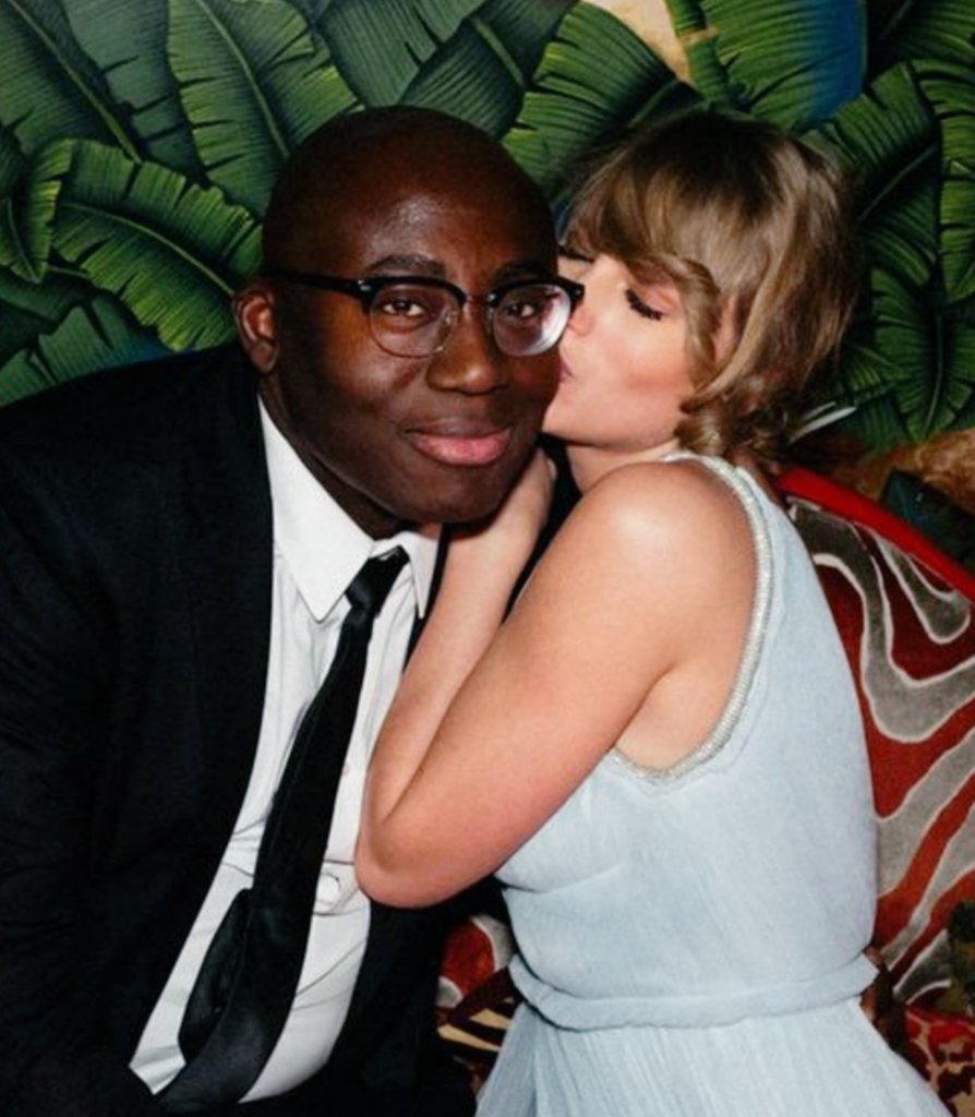 TheSwiftSociety's tweet photo. 📰| @TaylorSwift13 was seen talking to British Vogue Editor for "a long time" at Gigi's party. https://t.co/J3okxDsMWl