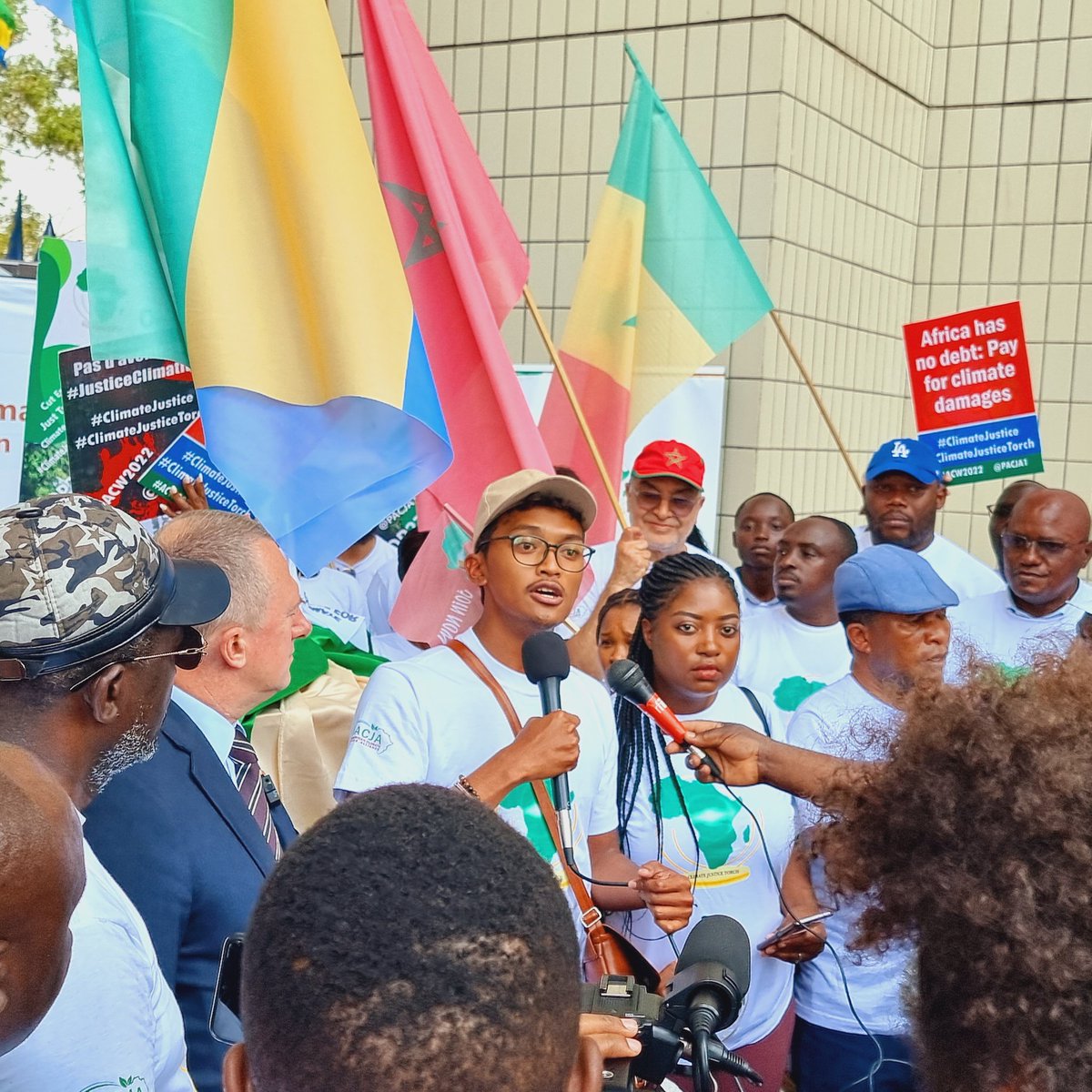 RufaroMatsika1's tweet photo. launch of the African Climate Justice Torch in #Gabon. The torch is meant to highlight Climate injustices being felt by African nations ahead of #COP27
#COP27AfricanVoice #AfricanCOP #ClimateJustice #ACW22 #ClimateJusticeTorch #OneAfricaOneVoice
@PACJA1 https://t.co/GxwoYG7vA7