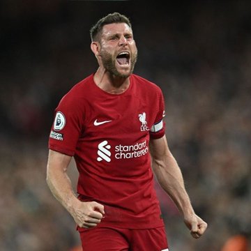 StatmanDave's tweet image. James Milner’s game by numbers vs. Napoli:

9 losses of possession
4 fouls committed
2/10 ground duels won
1 penalty conceded
1 time dribbled past
0/1 crosses completed

Tough night for the Liverpool captain. 🫣