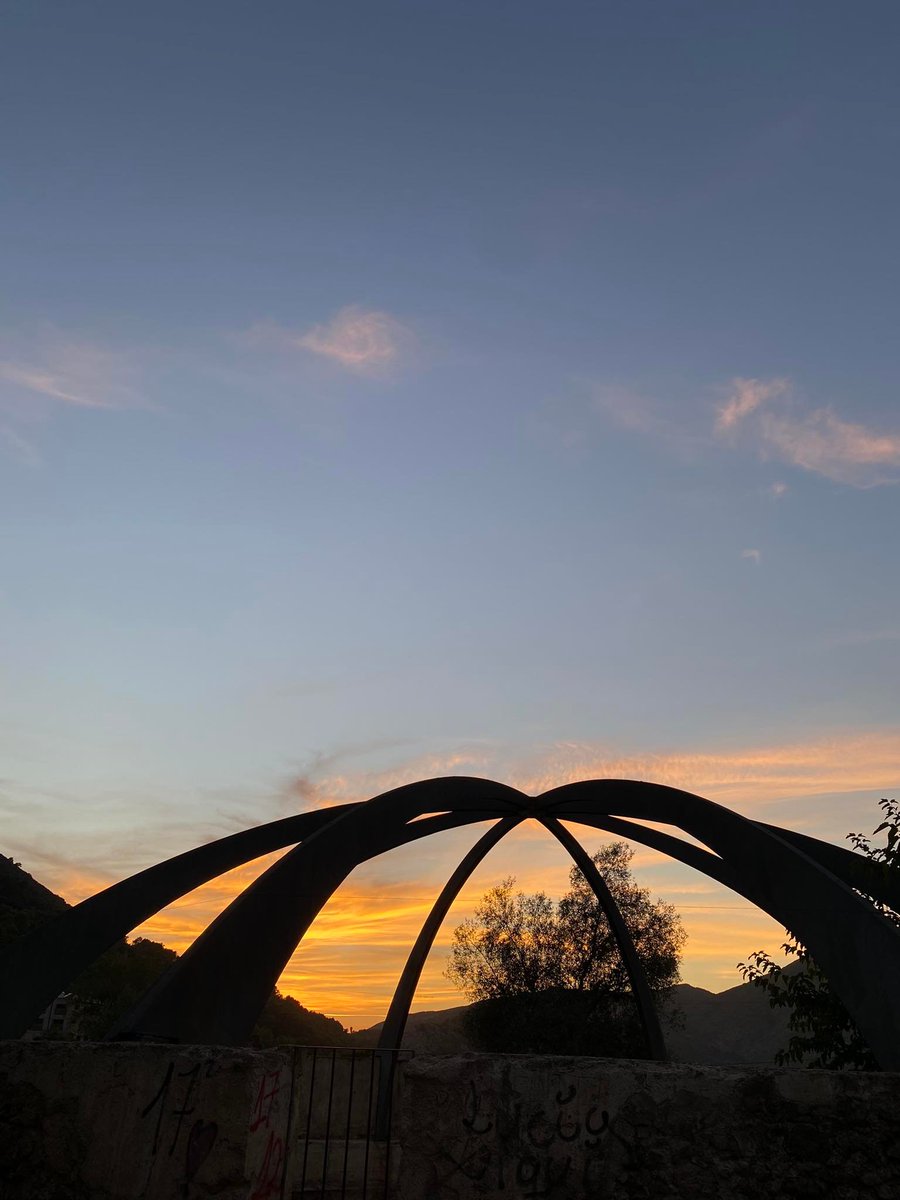 Sense parar recórrec el cel amb els meus ulls
per si de cas puc veure l’estel que mires tu.

Als rodamons viatgers els demane insistent
si cap d’ells ha sentit el teu perfum lleuger.

Abu Bakr al-Turtuxí: "Absència" [fragm.]
Versió de Josep Piera 

📷 Júlia Llorca, Barx, set 2022