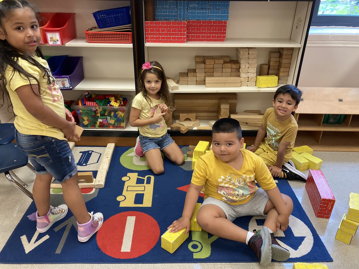 MsRuttenbergFH's tweet photo. Working and playing on yellow day! https://t.co/aJuk7b5rre