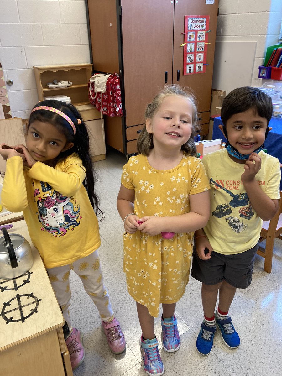 MsRuttenbergFH's tweet photo. Working and playing on yellow day! https://t.co/aJuk7b5rre