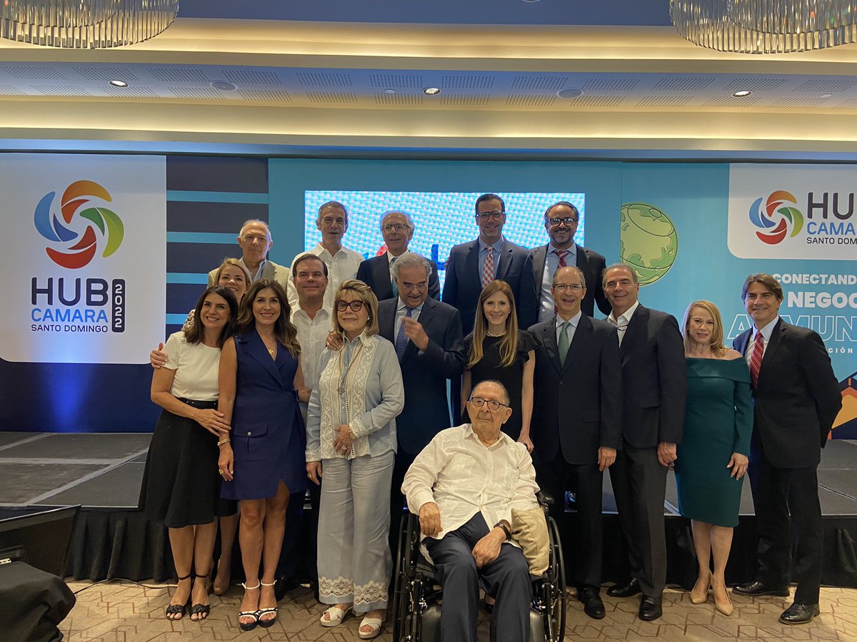 Hoy entregamos a JOSÉ GABRIEL ROIG el 1er premio JOSÉ MANUEL ARMENTEROS. Dos de los hombres que más aportes han hecho en la historia al sistema cameral dominicano.  Que honor y que orgullo!  <a href="/camarasd/">Cámara de Comercio y Producción de Santo Domingo</a> <a href="/fedocamarasdo/">FEDOCÁMARAS</a> <a href="/hubcamarasd/">HUB Cámara SD</a> en