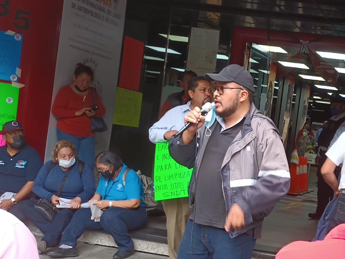 hoy cumpliendo con la jornada de lucha la seccion Oaxaca esta presente en la cámara de Diputados y en el Mitin frente a las oficinas del INAH en la ciudad de México.