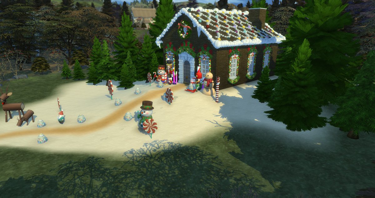 SimsilaSimrise's tweet photo. It might be a bit too early for a #gingerbreadhouse in real life, but not in #TheSims4 ☃️ https://t.co/0MF8xeDwgt