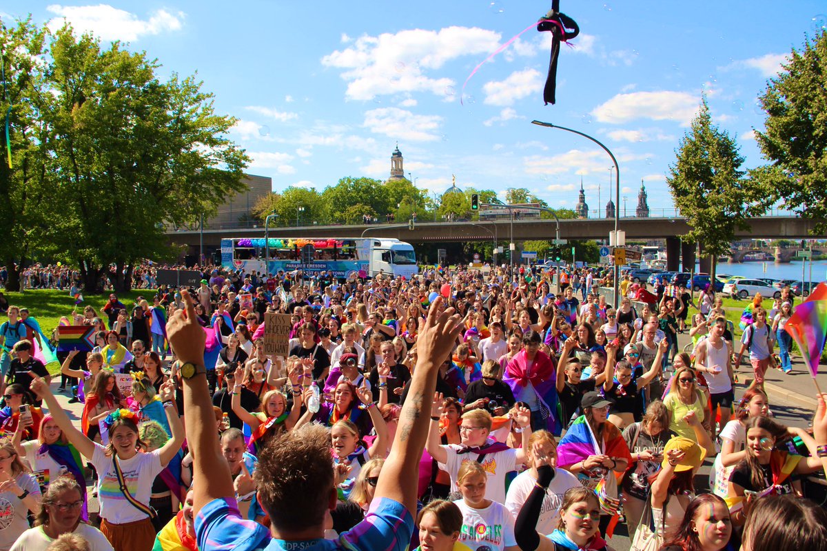 gebhardt_th's tweet photo. Mehrere Tage, Abende und Stunden sind mit der Vorbereitung der Teilnahme von @fdpdresden / @juliadresden am @CSDdresden 🏳️‍🌈 vergangen. Am vergangenen Wochenende war es soweit 🎉. 

Es war mir eine Ehre als Wagenleiter die Verantwortung für den Truck zu übernehmen 💛. https://t.co/cl8kIG79p2