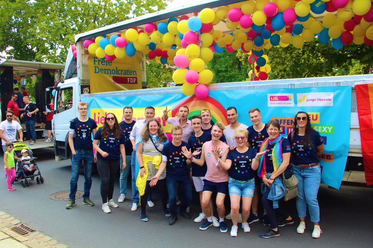 gebhardt_th's tweet photo. Mehrere Tage, Abende und Stunden sind mit der Vorbereitung der Teilnahme von @fdpdresden / @juliadresden am @CSDdresden 🏳️‍🌈 vergangen. Am vergangenen Wochenende war es soweit 🎉. 

Es war mir eine Ehre als Wagenleiter die Verantwortung für den Truck zu übernehmen 💛. https://t.co/cl8kIG79p2
