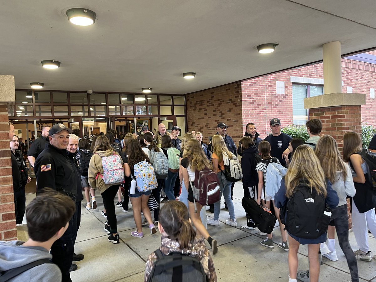FBMSPPAL's tweet photo. Thank you, Marshfield Police and Fire, and ⁦@MarshfieldSuper⁩, for helping to greet our awesome students today!  ⁦@Marshfield_PD⁩ ⁦@MarshfieldFire⁩ https://t.co/VvEQdhihug