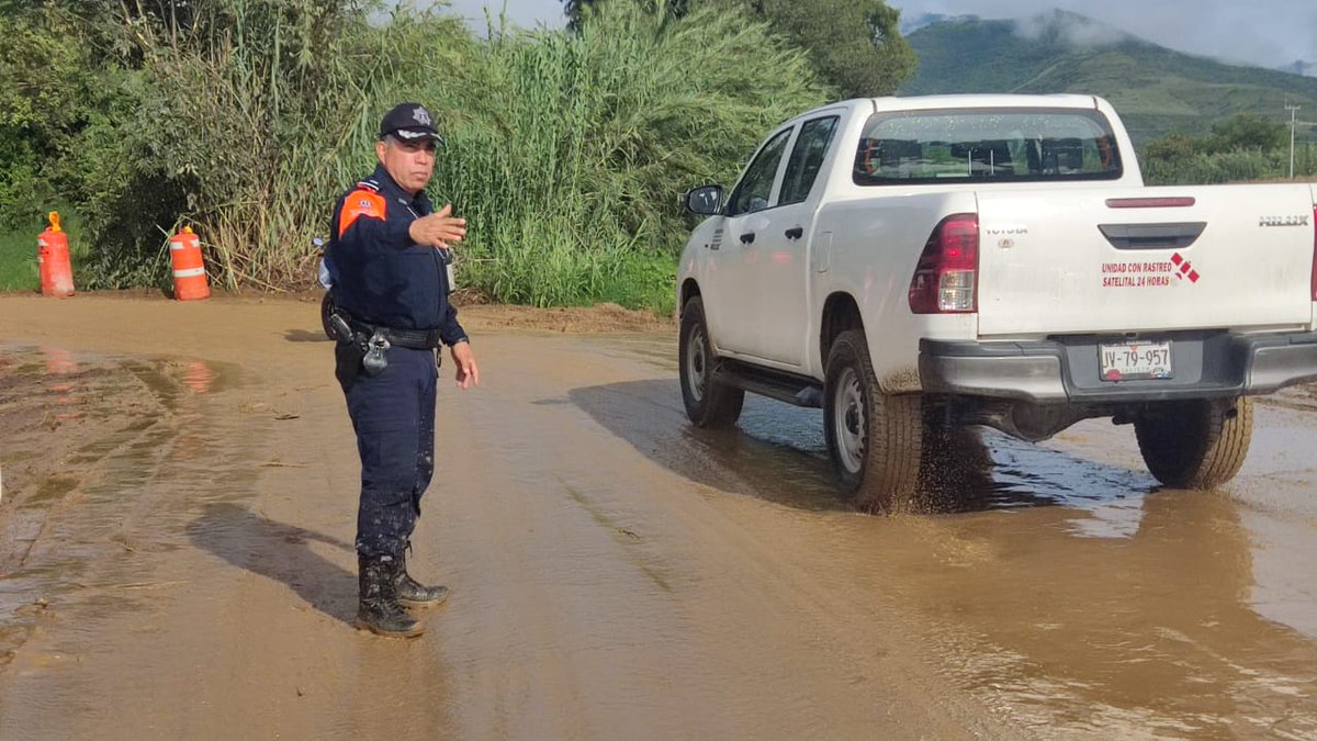 OaxacaVeraz's tweet photo. El cmte @Victorpantera65 delegado de la @PolVial_GobOax en Zimatlán de Álvarez, agiliza el paso vehicular en el tramo carretero en reparación del Trapiche Zimatlán, exhorta a los automovilistas a conducir con precaución @alejandromurat @DaliaBnoyola @SSP_GobOax @DAVIDANTONIOJIM https://t.co/yzYt5ldwxC