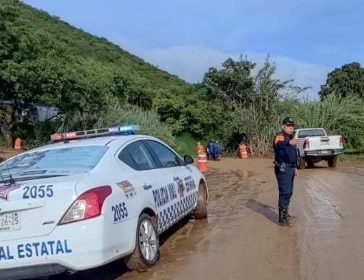 OaxacaVeraz's tweet photo. El cmte @Victorpantera65 delegado de la @PolVial_GobOax en Zimatlán de Álvarez, agiliza el paso vehicular en el tramo carretero en reparación del Trapiche Zimatlán, exhorta a los automovilistas a conducir con precaución @alejandromurat @DaliaBnoyola @SSP_GobOax @DAVIDANTONIOJIM https://t.co/yzYt5ldwxC