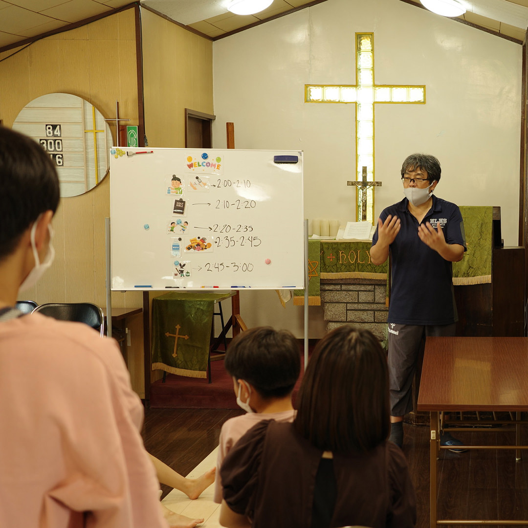 kingdomworkers's tweet photo. Our Autism &amp; ADHD Support program in Japan wrapped up summer in a sweet way. 

Kids got to smash watermelons 🍉 (the Japanese version of hitting a piñata), and parents got to learn how to set up a fun, interactive schedule for their kids that involves spending time in the Word. https://t.co/k5Np5vters