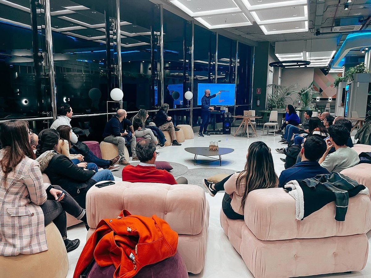UruIT's tweet image. 🗣️ Spreading knowledge and sharing experiences are some of our favorite good practices of the IT industry, that&apos;s why we love participating in interesting meetups! 

This time we hosted the #AgileMeetup where we talked about Agile scaling frameworks.