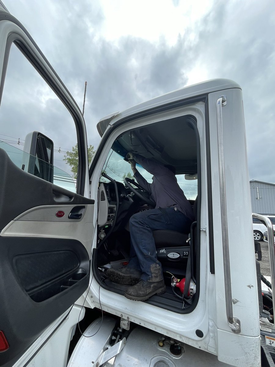 TaureanB2B's tweet photo. Self installation was a breeze with the FC Vision install app. 3 main steps, run the cable, attach the camera to the window and plug it in, run the 🎥 configuration tool = presto 🤯. Literally 1.2.3. #Fleetcomplete #FCVision https://t.co/QHoaRpUgTU